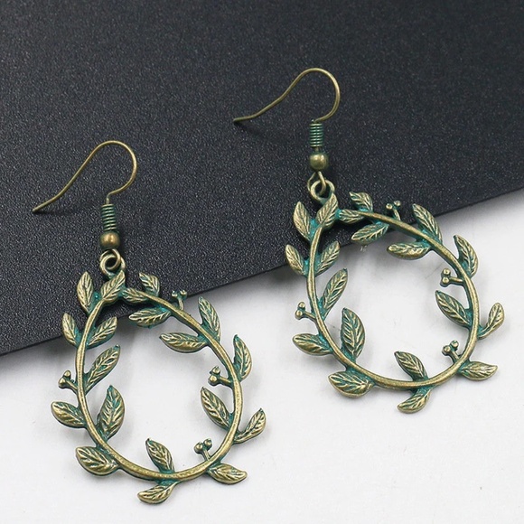Vintage Green Leaf Trimmed in Gold Earrings,Drop Earrings - Picture 1 of 4